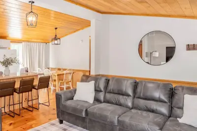 Image de New Family-Friendly + Arcade & Firepit – Pets Welcome!