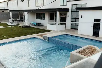 Image de Private Pickleball, Pools, Trampolines, Theaters, Sauna, Hot Tubs and More!