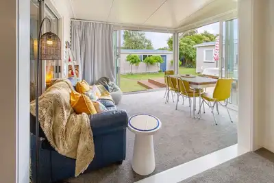 Image de Coastal Comfort: Spacious 3br Getaway in Redcliffs