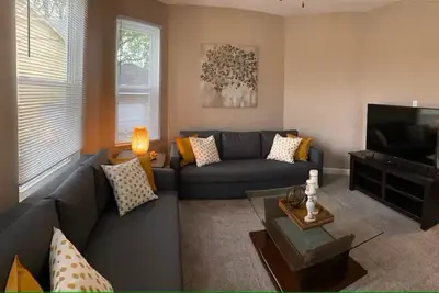 Spacious 4 bedroom 5 star house in Hamilton, sleeps 7 up and can sleep 2-4 down.