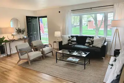 Image de Charming 3-bedroom house with fenced yard in a quiet  neighborhood  Dog Friendly