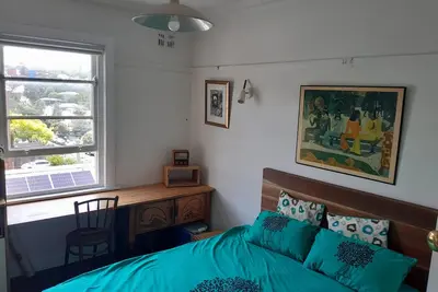 Image de Sunlit beach retreat.