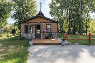 Image de adorable A-frame house nestled right by the river