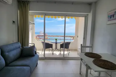 Image de Studio à Roses avec piscine, proche de la plage et du centre, idéal pour des vacances confortables et reposantes.