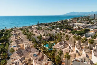 Image de Maison mitoyenne récemment rénovée avec terrasse privée et accès à la plage