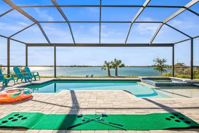 Image de Lake Front Dream Home w\/Pool Featured on Hgtv