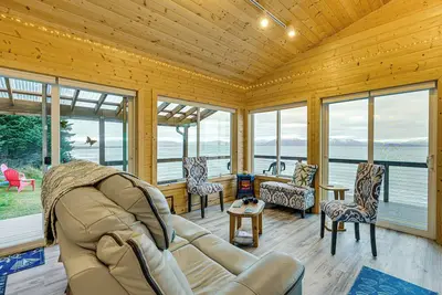 Image de Deck & Panoramic Views: Bayfront House in Homer!