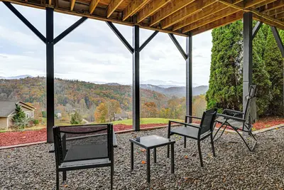 Image de Near Hikes & Waterfalls: Smokey Mtn-View Haven!