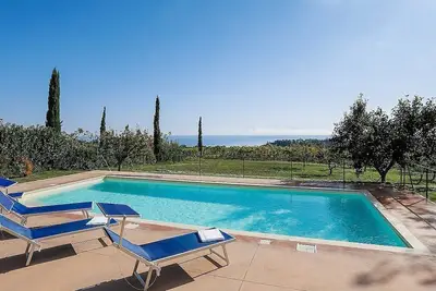 Image de Villa Campoluce: A welcoming two-story villa in a quiet position, in the Marche countryside, at a short distance from the sea, with Free Wi-Fi.