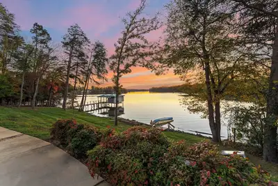 Image de Sunset Pointe by AvantStay | Waterfront, Beach, Fire Pit | Sleeps 14 | 5bdr 4ba