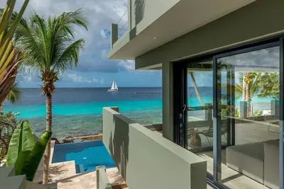 Image de Beautiful villa with private swimming pool, several terraces and private jetty.