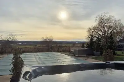 Image de Cozy retreat in Annapolis Valley wine country with hot tub.