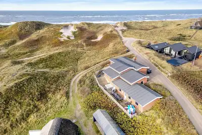 Image de Family-friendly holiday home with indoor pool and outdoor spa 100 meters from the North Sea.