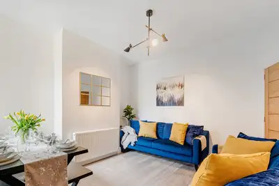 Image de Stylish 4-Bed Home with On-Street Parking