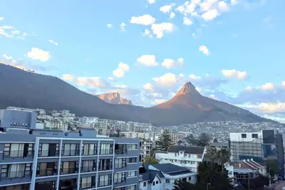 Image de Sea Point; Secure 100m² top floor 2 bed apartment with mountain views
