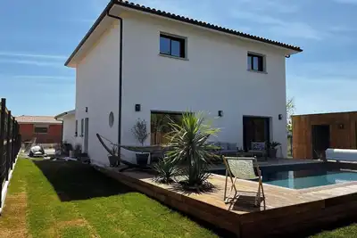 Image de Maison familiale et spacieuse avec piscine