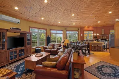 The Round House | 4 Miles from Mt Snow w/ Hot Tub!