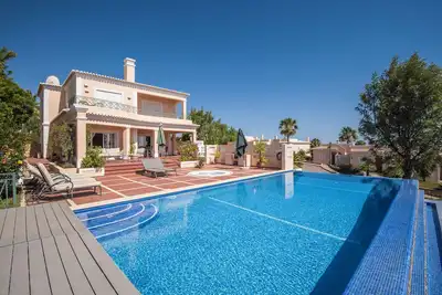 Image de Villa in Carvoeiro, Lagoa, Heated Pool, Jacuzzi, Barbecue and Garden