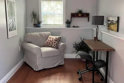 Image de Quiet ground floor suite in west end Halifax.