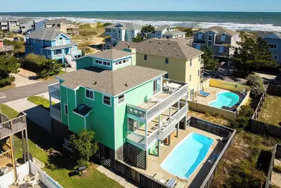 Image de 1 min Walk to the Beach with Pool and Hot Tub!