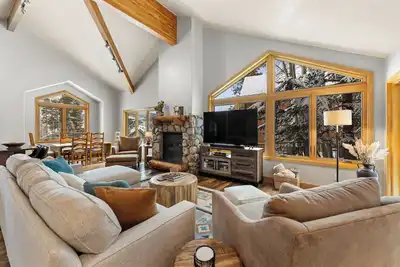 Image de Private Wooded Setting with Open-Concept Layout and Updated Kitchen