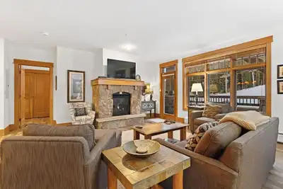 Image de Ski-In/Ski-Out Condo w/ Fireplace & Private Balcony to Unwind After the Day!