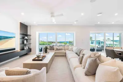 Image de Aqua #2: Full-Floor Luxe Condo on 7Mile Beach w/ Private Ocean Terrace and Heated Spa.