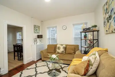 Image de 8-Peaceful & Bright apt/3br right to Boston line