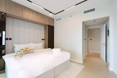 Image de Upgraded 2br | City Skyline Views and Beach Access