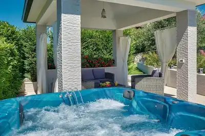 Ines - Serenity Shores Retreat