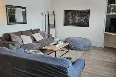 Convenient, 2-bedroom condo just minutes walk from downtown/ferry launch