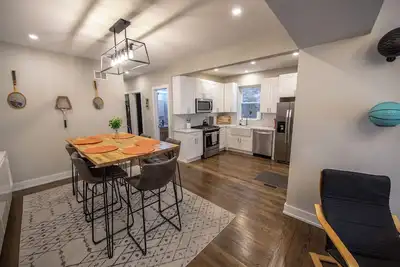 Image de Ramblers' Station – Sporty 3br Apt Steps from Loyola & Lake w/ Free Parking