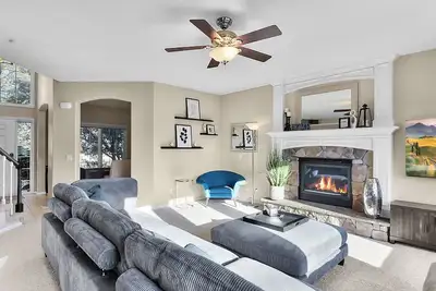 Image de West Omaha Escape: Hot Tub, Fire Pit, Game Room