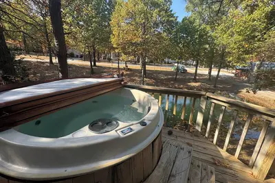 Image de 3 Crosslake Romantic Log Cabin in the woods. Hot Tub & Wood Burning Fire Place.