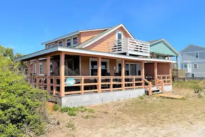 Image de Kure Cottage-Feel the uniqueness of this classic oceanfront Beach Cottage Vacation Rental in Kure Beach.