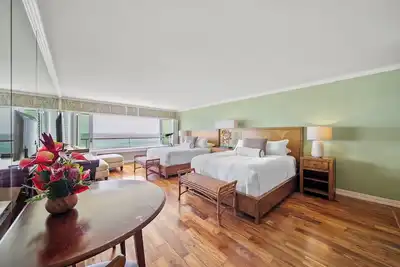 Image de Kaimana Breeze by Gather: Luxe Oceanfront Condo w/ Beach & Fireworks Views