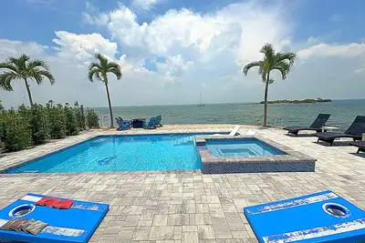 Oceanfront. 5br Luxury. Hot tub. January Special