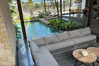 Image de 5-Bedroom Modern Balinese Dream House Ideally Located in the Heart of Canggu