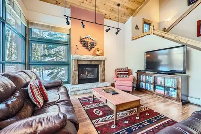 Mountain Elegance: 3-Bed, 2. 5-Bath Ski Tip Townhome