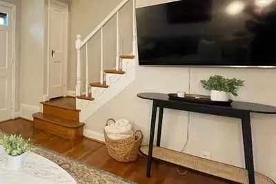 Image de Charming Historic Rowhome - 1 block to Metro and Shops + Free Parking!