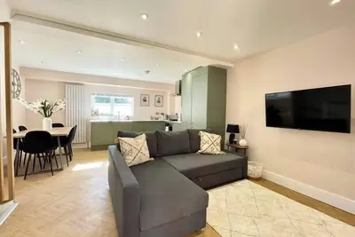 Image de Beautiful Home with Parking and Ping Pong Table!