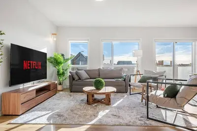 Image de Air Conditioned 2 Br Luxury Suite /w King Bed