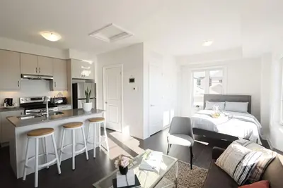 Image de 🌟 Charming Coach House with Stunning Pond Views in Markham 🌅 🌊