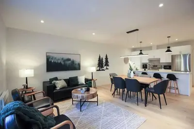 Image de Magnifique condo de luxe situé à Mont-Tremblant. <br>Au coeur du village de St-Jovit