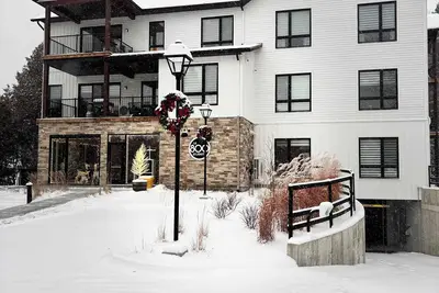 Image de Magnifique condo de luxe situé à Mont-Tremblant. <br>Au coeur du village de St-Jovit