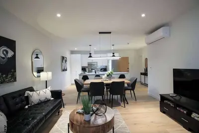 Image de Magnifique condo de luxe situé à Mont-Tremblant. <br>Au coeur du village de St-Jovit