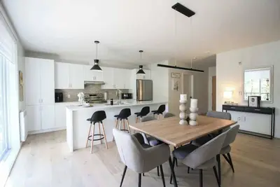 Image de Magnifique condo de luxe situé à Mont-Tremblant. <br>Au coeur du village de St-Jovit