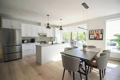 Image de Magnifique condo de luxe situé à Mont-Tremblant. <br>Au coeur du village de St-Jovit