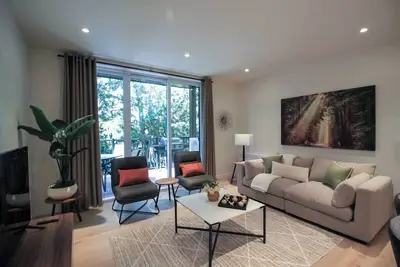 Image de Magnifique condo de luxe situé à Mont-Tremblant. <br>Au coeur du village de St-Jovit