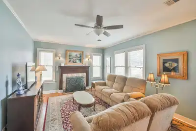 Image de Bee in Brenham Holiday Cottage - Premium location walking distance to downtown